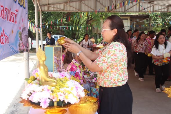 ร่วมกิจกรรมทำบุญเลี้ยงพระ กิจกรรมรดน้ำดำหัว ประเพณีสงกรานต์